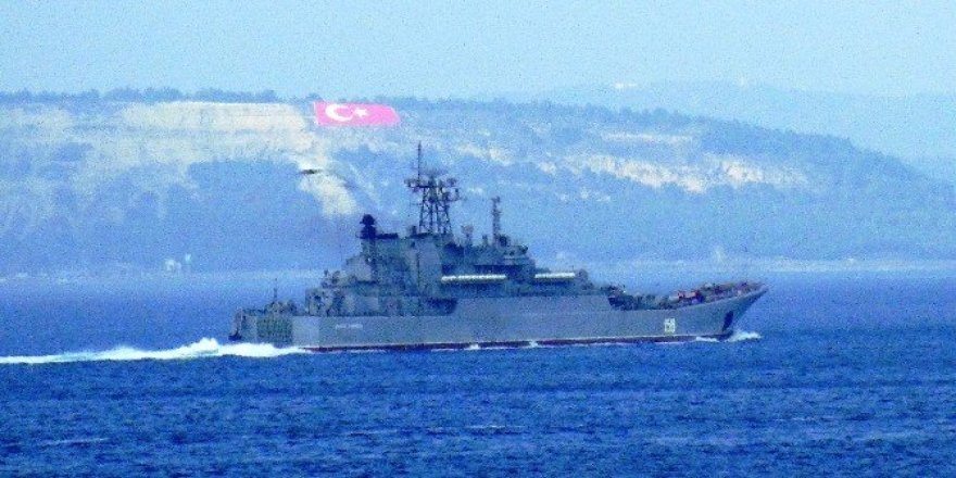 Rus savaş gemisi Çanakkale Boğazı’ndan geçti