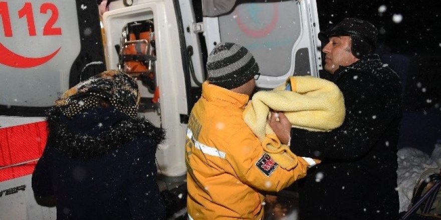 Kar engeline takılan hastalara belediye ekipleri yetişti
