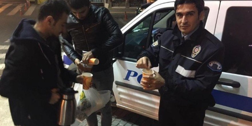 Gece nöbet tutan polislere sıcak çorba ikramı