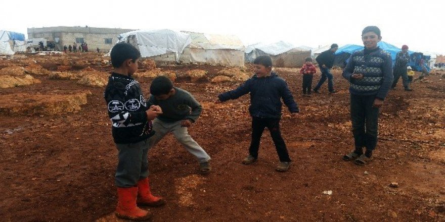 Zor şartlara rağmen hayata gülerek bakıyorlar