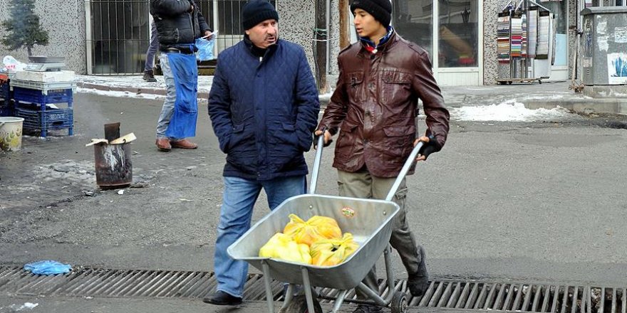 'Tornet'iyle 8 kişilik ailesini sırtında taşıyor