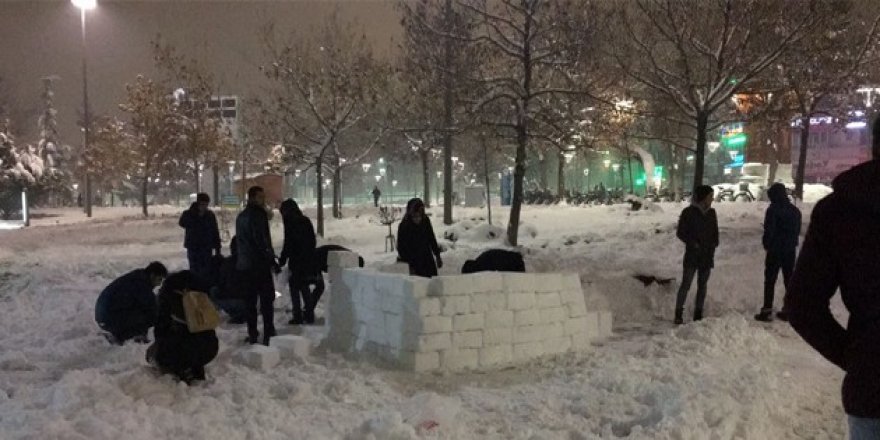 Şehitlerimiz için Kültür Parkta kardan anıt yaptılar