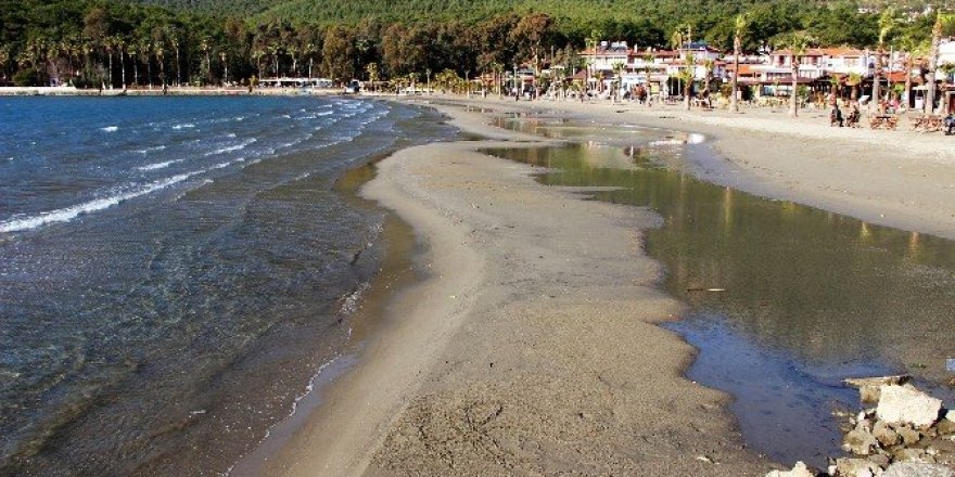 Deniz suyu 20 metre çekildi
