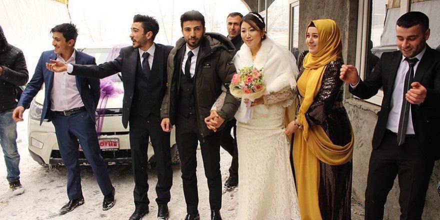 Güney Kore'den Hakkari'ye gelin geldi