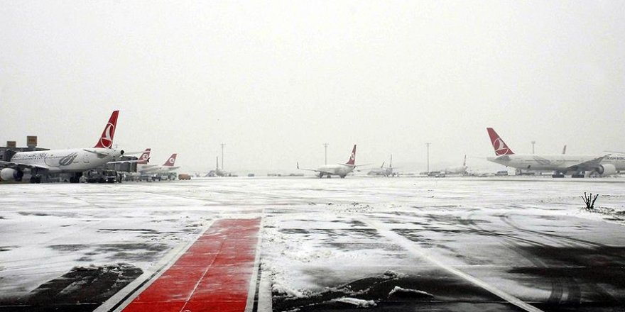 Kars ve Ağrı'da hava ulaşımına kar engeli