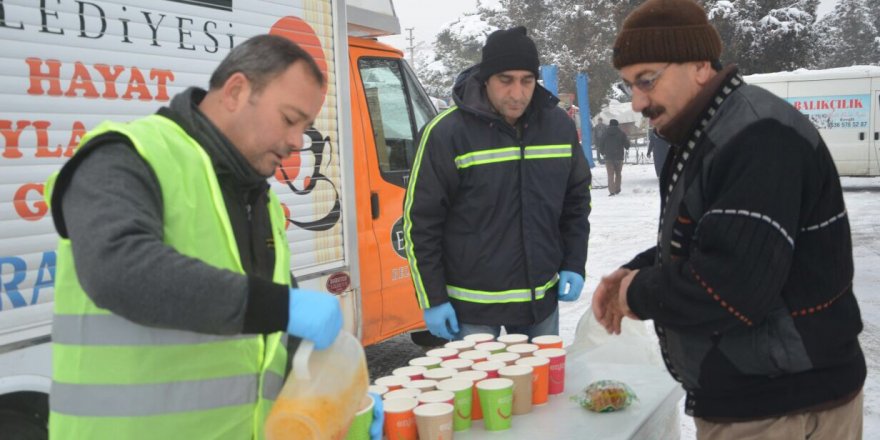 İkram aracı pazarcı esnafının içini ısıttı