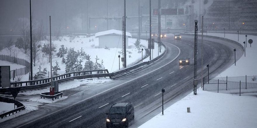 Bolu Dağı'nda kar yağışı