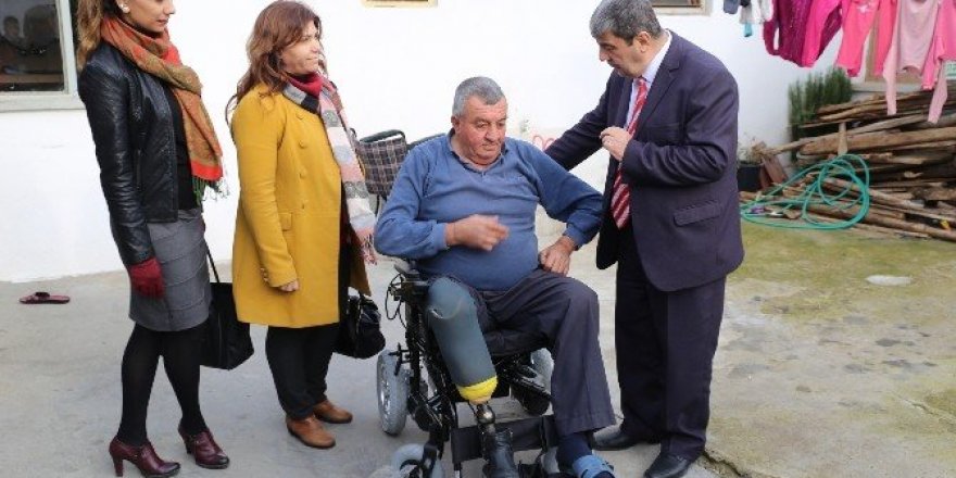Burhaniye’de yılbaşı öncesi iki engelli vatandaşın daha yüzü güldü