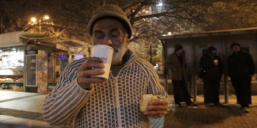 Bir tas çorbayla evsizlere 'umut' oluyorlar