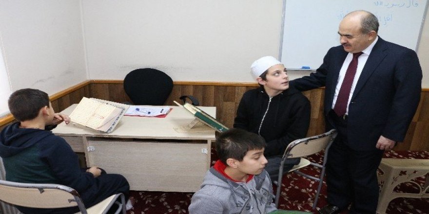 Vali Dağlı Hafızlık eğitimi alan çocuklarla bir araya geldi