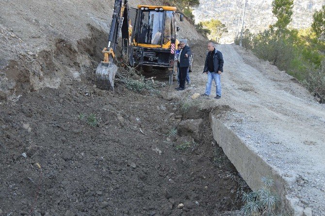 Büyükşehir, Manavgat mahalle yollarını asfaltlıyor