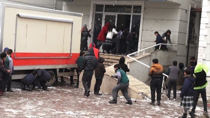 Öğrencilerin kar keyfi
