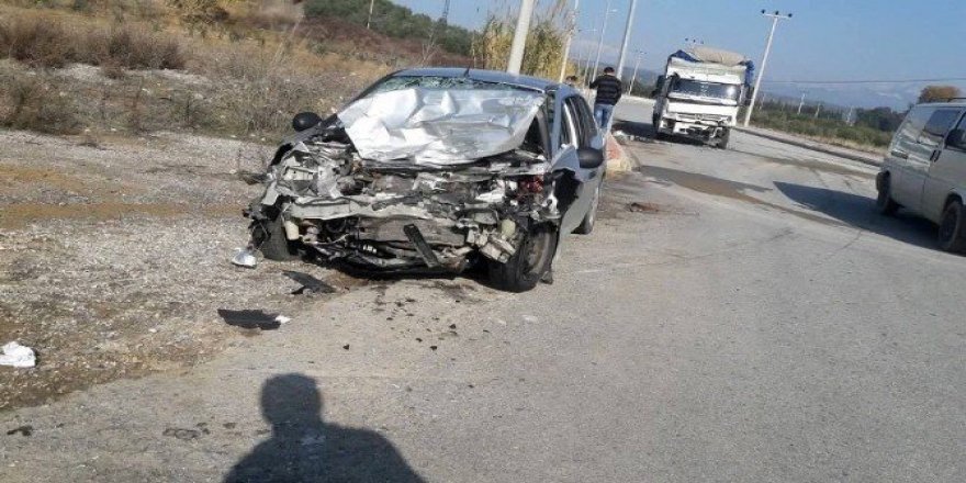 Otomobil kamyona çarptı: 5 yaralı