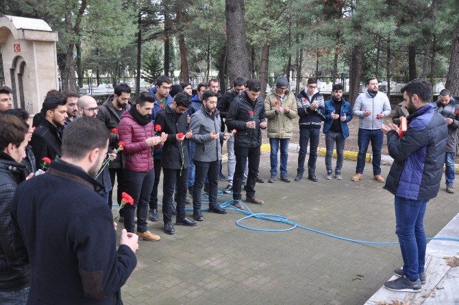 Üniversiteliler hem şehitliği temizledi, hem dua etti
