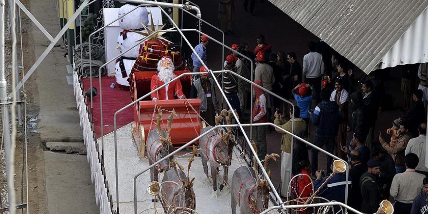 Pakistan'da 12 kişi sahte içkiden öldü