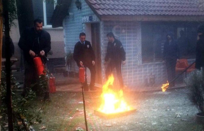 Gölbaşı ilçesinde polisler yangın tatbikatı yaptı