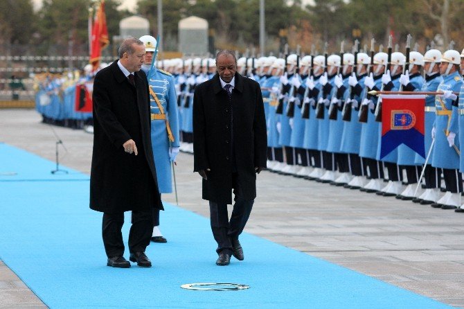 Erdoğan, Conde’yi resmi tören ile karşıladı