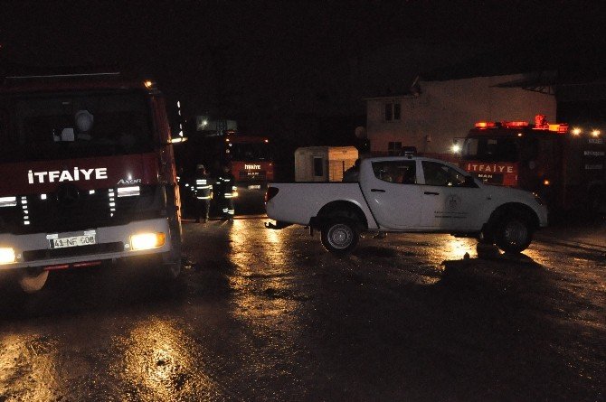 Branda fabrikasının çatısında çıkan yangına çok sayıda itfaiye müdahale etti