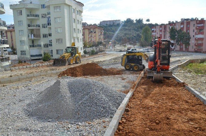Kuşadası’nda yol ve kaldırım çalışmaları sürüyor
