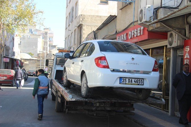 Park yasağına uymayan araçlar otoparka çekiliyor