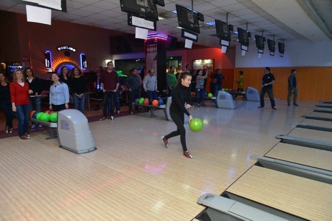 Nilüfer ailesi bowling turnuvasında buluştu