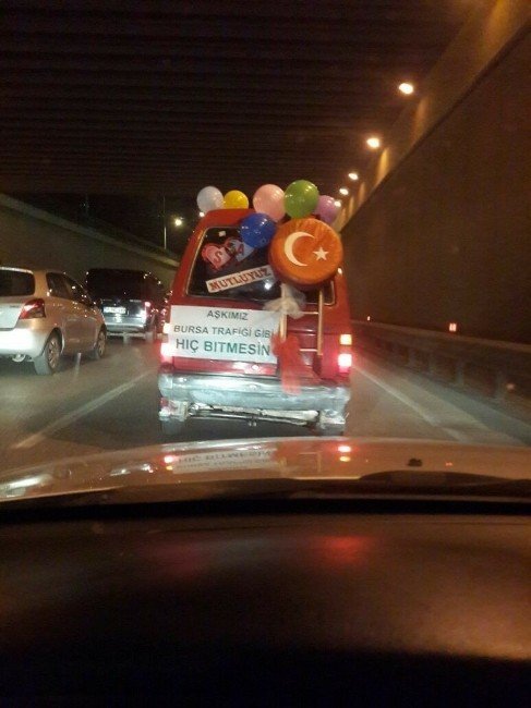 Trafikten bunalınca derdini gelin arabasının arkasına yazdı: