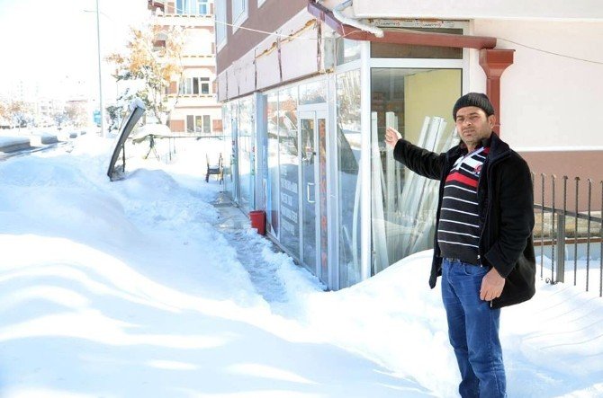 Kar ağırlığına dayanamayan tabela çocukların üzerine düştü