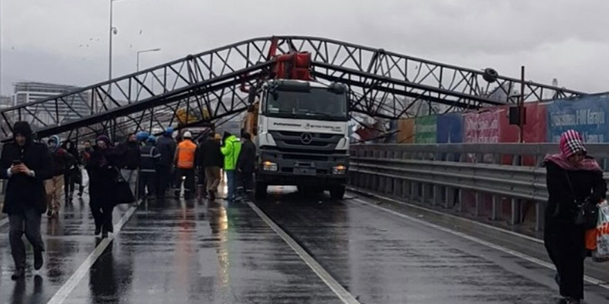 Vinç devrildi, yol trafiğe kapatıldı