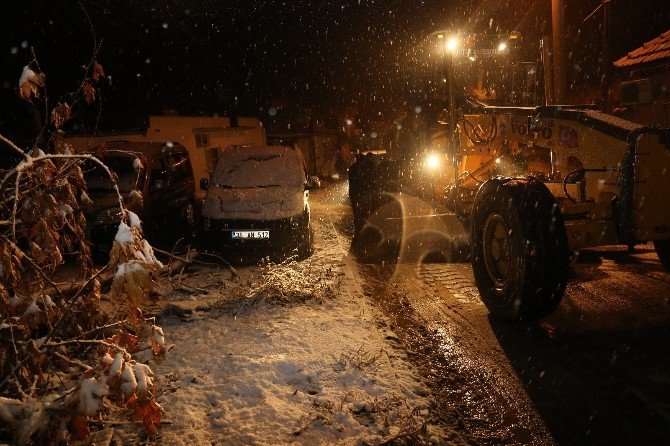 Turgutlu’da karla mücadele devam ediyor
