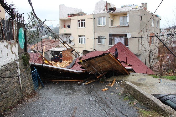 Sarıyer’de bir binanın çatısı başka bir evin bahçesine uçtu