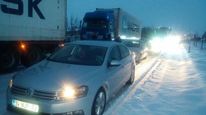 Devrilen tır Ankara-Konya yolunu ulaşıma kapattı