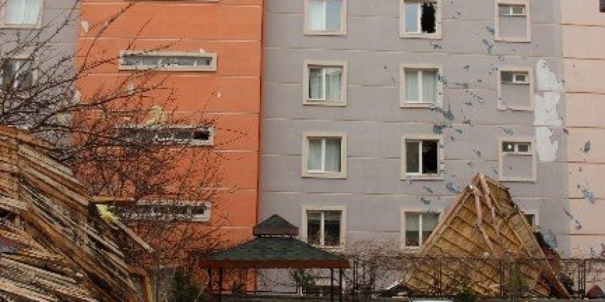 Şiddetli rüzgar çatıları uçurdu, camları kırdı