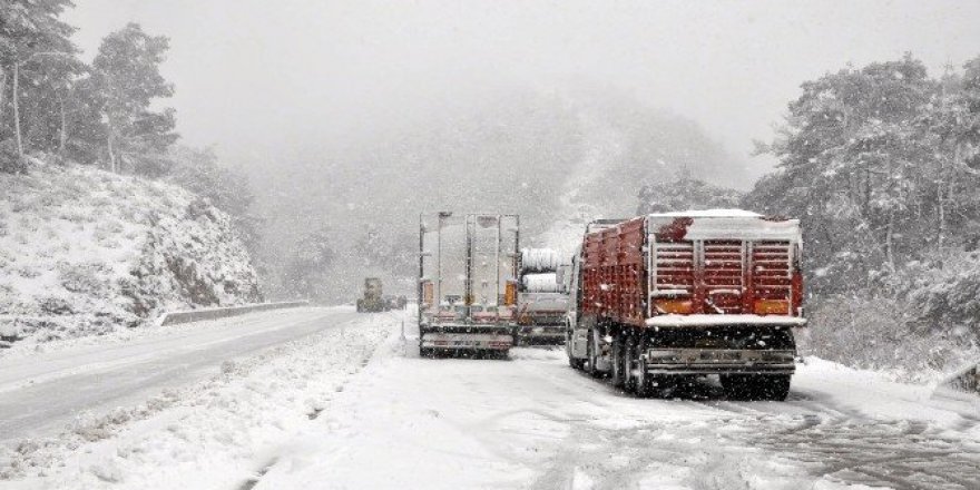 İzmir’de 200 araç mahsur kaldı