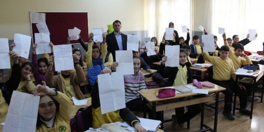 Ortaokul öğrencilerinden Mehmetçiğe mektup