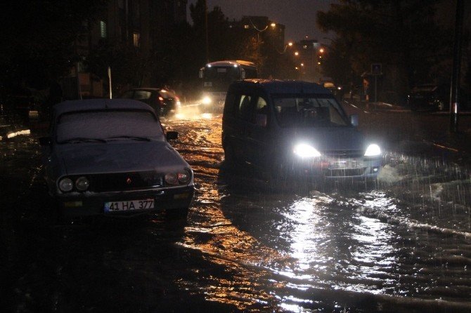 Kocaeli’de kar ve yağmur su baskınlarına neden oldu