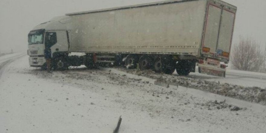 Nevşehir Acıgöl yolunda TIR’lar zor anlar yaşıyor