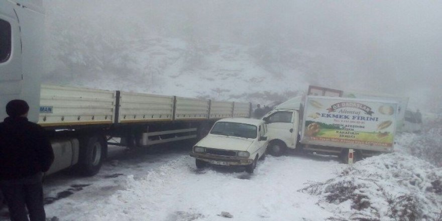 Kar nedeniyle yoldan çıkan araçlar uzun uğraşlar sonucu kurtarıldı