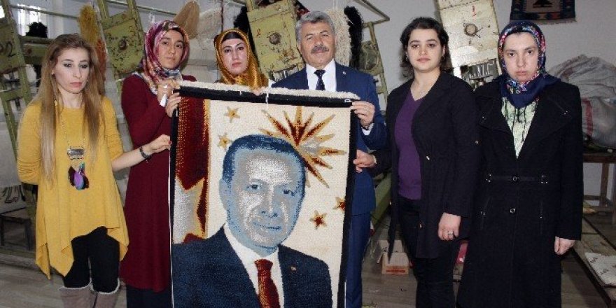 Cumhurbaşkanı Erdoğan’ın resmi ilmek ilmek dokundu