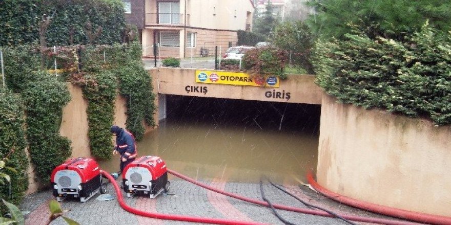 (Özel Haber) Eyüp’te lüks villaları su bastı, site sakinleri belediyeye isyan etti