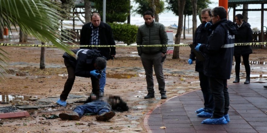 Mersin'de parkta yanmış ceset bulundu