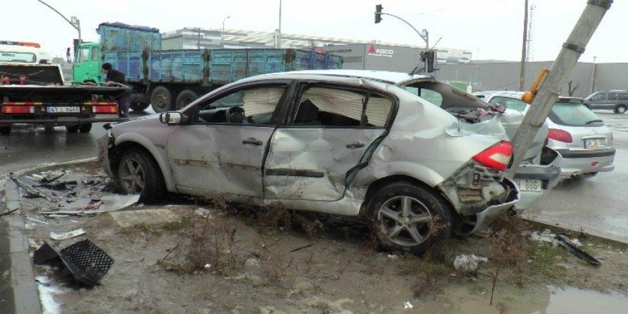 Tali yoldan çıkan otomobil kamyona çarptı: 2 yaralı