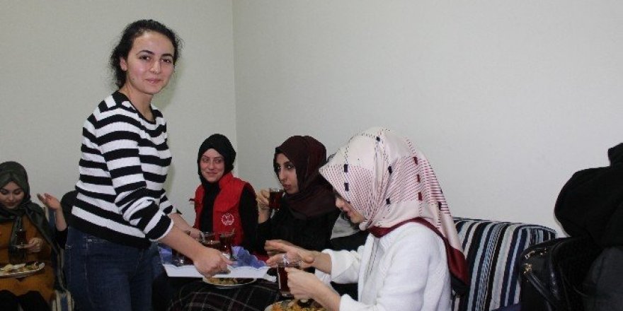 Trabzon’da gençler çaya geliyor