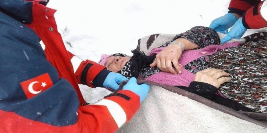 Hastalanan yaşlı kadın için karla kapanan yolu aştılar