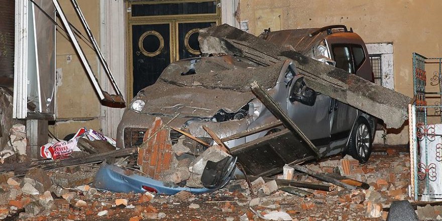 Beyoğlu'nda metruk binanın duvarı çöktü