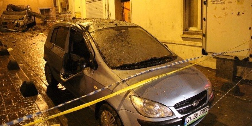 Beyoğlu’nda 3 Katlı Bir Binanın Duvarı Çöktü