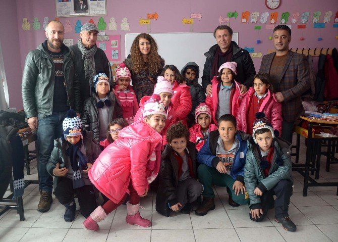 Ovacık’ta öğrencilere kışlık kıyafet yardımı