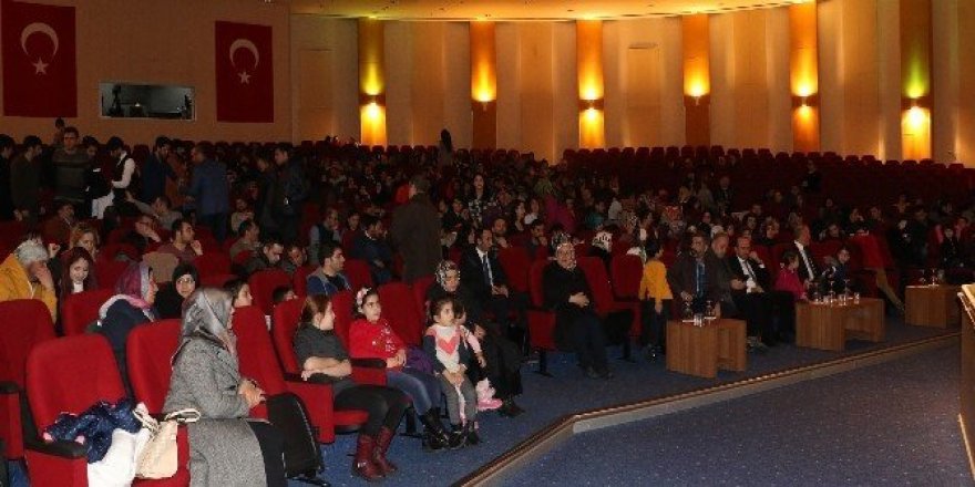 EBB Şehir Tiyatrosu ‘Çehov Bahçesi’ adlı oyunu sahneledi