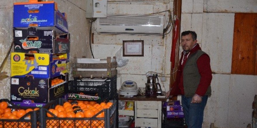 Kendisi yerine donmasınlar diye meyve ve sebzelerini ısıtıyor