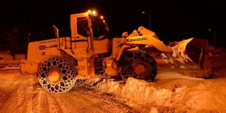 Cumartesi pazar alanında hummalı kar temizleme çalışmaları