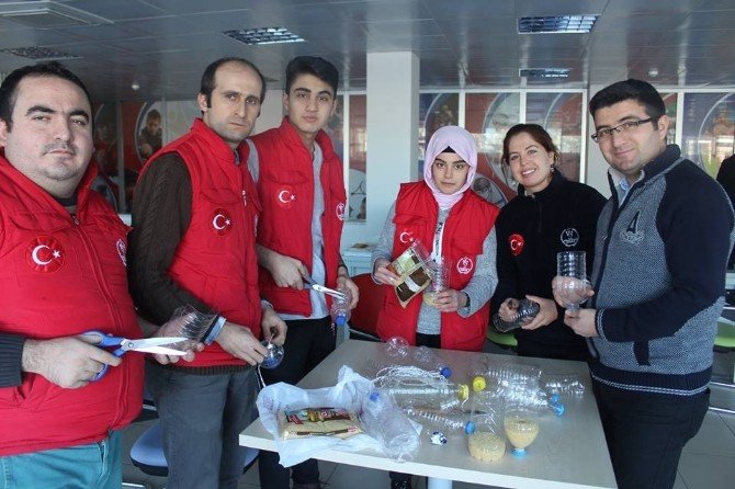 Gençlik Merkezi üyelerinden aç kuşlara yem